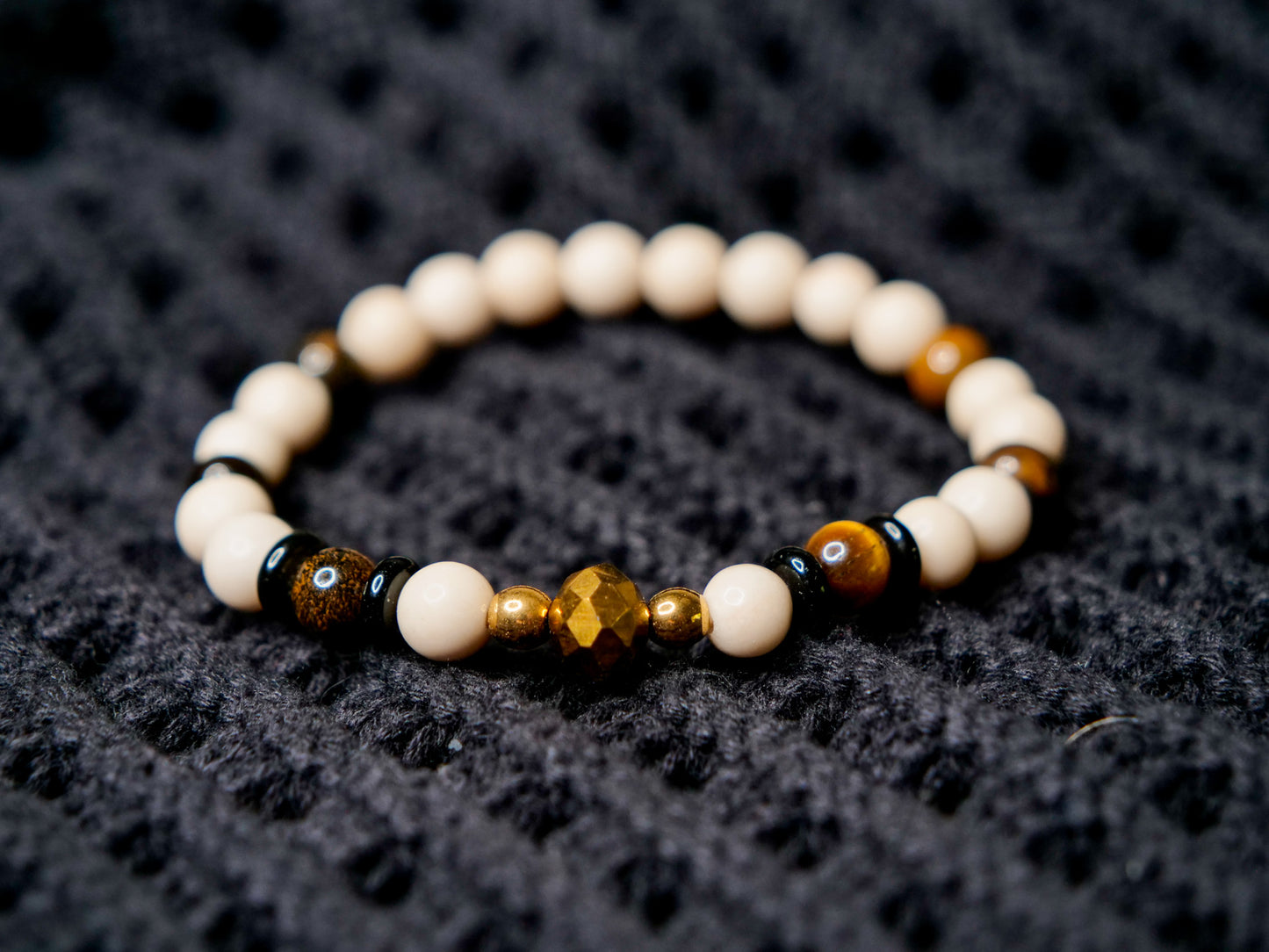 Meowth – Bracelet (Fossil Stone, Onyx & Tiger’s Eye)